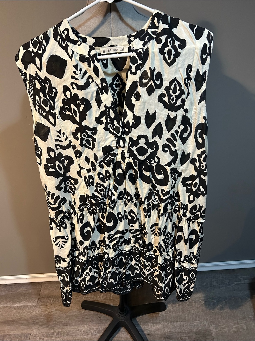 Sleeveless Black & White Printed Skirt